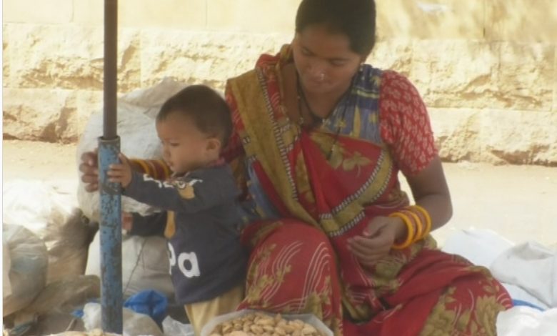 Photo of خشک میوہ جات فروخت کرتی خواتین گاہکوں کی راہ تکنےلگیں