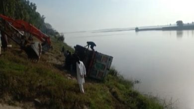 Photo of سیالکوٹ:ڈرائیور کو نیند آنے سے لوڈیڈ ڈمپر دریائے چناب میں گر گیا