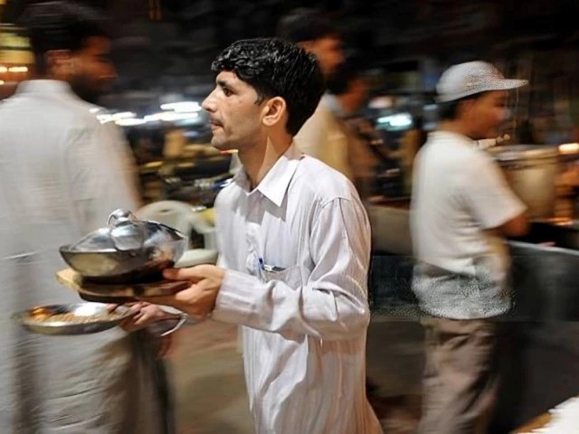 ‘Raftar’ Documentary Sheds Light on the Hidden Exploitation of Karachi’s Waiters